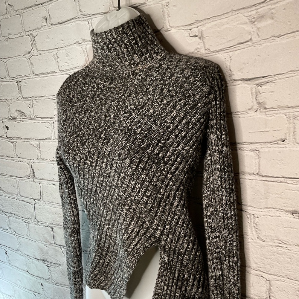 Black/white Turtleneck Sweater with Ribbed Texture front/back slit sz small